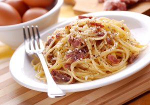 spaghetti alla carbonara con ingredienti intorno pasta