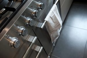 Moni on käyttänyt uunin alaluukkua väärin – pellit eivät kuulu sinne oven kitchen cooking