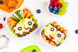 ”Eväslaatikkoisä” tekee lastensa eväistä mestariteoksia School lunch box for kids. Top view