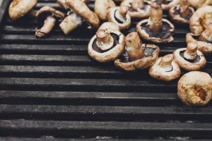 Tästä ei grilli voi juuri tyylikkäämmäksi muuttua! Mushroom barbecue roasted on metal grill background