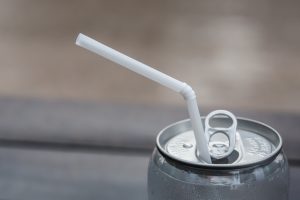 Lyhyt oppitunti siitä miten tölkistä kuuluu juoda can soda drink straw