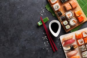 Nyt voit kantaa aamiaista tai sushilautasta päässäsi Set of sushi and maki