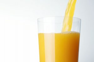 Näin kaadat mehua isosta tölkistä läikyttämättä orange juice pour drink