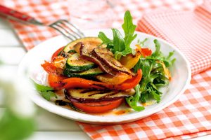 HERKKUSUU lidl – reseptit – grillatut kasvikset rukolapedilla