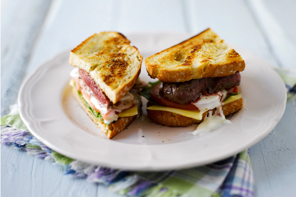 Steak sandwich grillissä