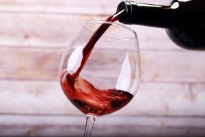 Näin avaat viinipullon helposti ilman avaajaa red wine pour