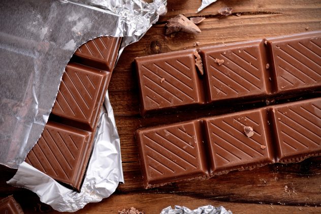 tavoletta di cioccolato avvolta nella carta stagnola