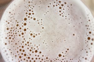 Tältä näyttää ja maistuu 25 vuotta vanha olut! A close up of beer with bubbles on top