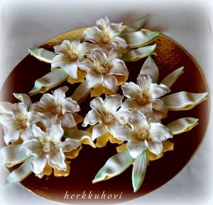 Valkoisia liljoja hääkakkuihin Thumbnail for 51596