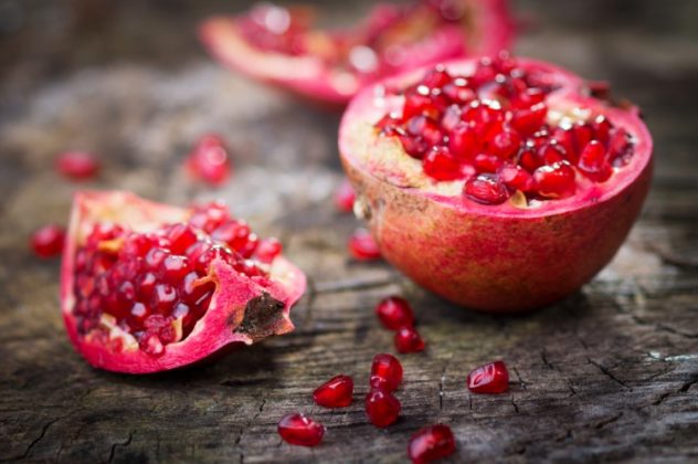 Granaattiomena pomegranate