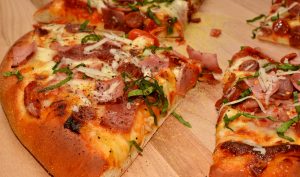 Inspiroiva video: Mies tarjoaa kodittomalle pizzaa – mitä sitten käy? Mmm…_bread_crust_pizza_(7523434650)