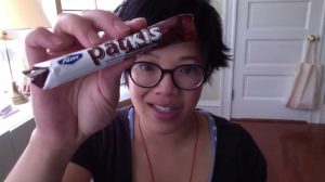 Japanilaisnainen maistelee ja arvostelee suomalaiskarkkeja emmy