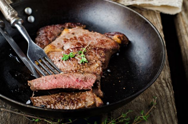 Pihvipannulla steak meal frying pan beef