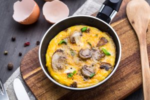 Näitä ruokia menestyjät syövät aamiaiseksi Omelet morning breakfast cooking frying pan