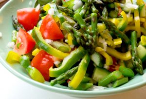 1280px-Flickr_-_cyclonebill_-_Salat_af_peberfrugt,_asparges,_tomat,_agurk_og_salatløg