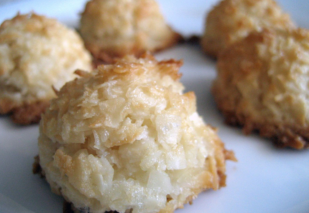 1280px-Coconut_macaroons