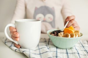 5 ruokaa, jotka tekevät syöjistään tutkitusti onnellisempia muesli fruit coffee tea drink