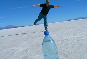 Kolikko, vesipullo ja hauska ”taikatemppu” Playing_at_salar