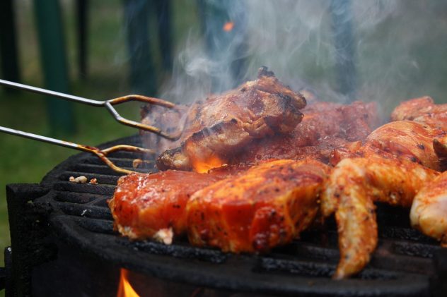 1280px-Grilled_steaks_turned_by_grill_tongs_in_Czech_Republic