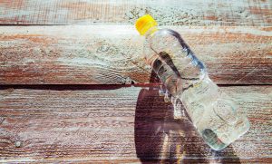 Näin voi käydä jos yrität juoda vettä pullosta Islannissa (video) a bottle with water is isolated on a wooden background