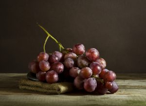 Yllättävän söpöä: Kirurgirobotti neuloo haavoittuneen rypäleen taas kuntoon Bunch of ripe grapes on a plate, and sacking.