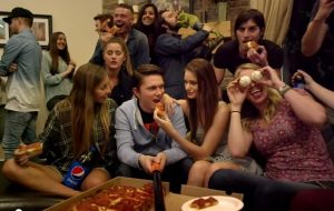 Pizza Hutin hulvaton mainos varoittaa selfiekepin vaaroista selfiekeppi