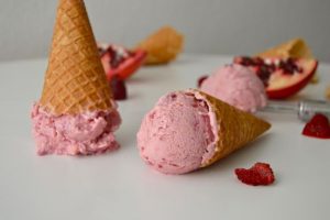 Skyr-jäätelö: Granaattiomena-vadelma Thumbnail for 79852