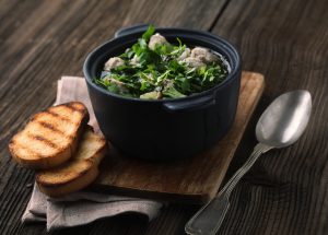 Tämä on suosituin katuruoka Pohjois-Koreassa – muistuttaa tuttua Suomi-herkkua Soup with meatballs