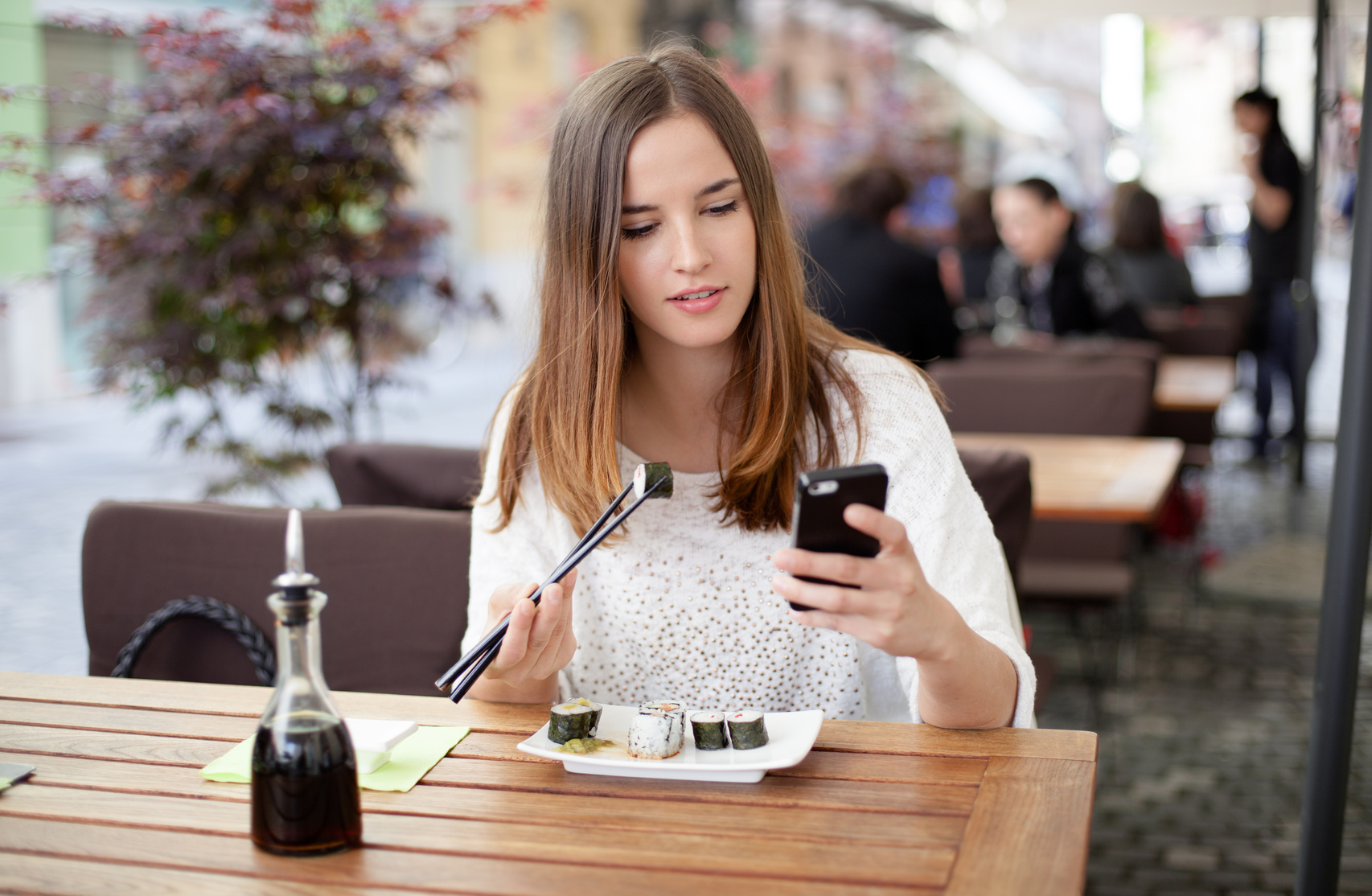 Бывшая читает смс. Девушка в кафе. Девушка со смартфоном. Девушка сидит в кафе. Девушка в кафе с телефоном.