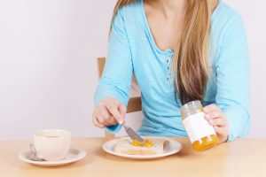 5 terveellistä tapaa, jotka jokaisen naisen kannattaa omaksua bread jam drink mug breakfast tea