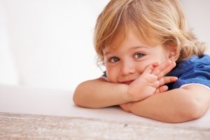 Varoitus Ruotsista: Yleistä naposteltavaa ei saisi antaa pienille lapsille lainkaan boy little child kid
