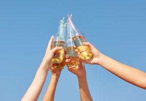 Suuri siideritesti – ne aidot, oikeat Alkossa myytävät siiderit bottles cheers summer alcohol cider beer friends drink