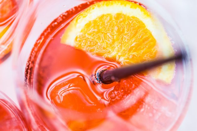 blick in ein aperol spritz cocktail glas drink alcohol ice