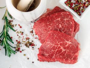 Paistuvatko lihasi epätasaisesti? Siihen on yksinkertainen syy Raw fresh steaks meat beef raw from the marble beef, rosemary and spices. Top view