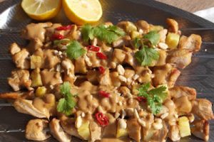 JIPPII… Meillä avattiin grillikausi! Mehevät kanavartaat ja pähkinäinen kookoskastike Thumbnail for 101561