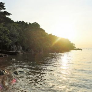 HASSU PIENI SAARI JA SEN AURINGONLASKU Thumbnail for 98590