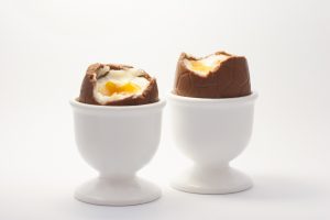 Töhnämunat villitsevät tänä pääsiäisenä – katso kuvat Two Easter chocolate egg in egg cups