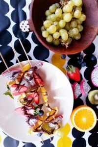 Vinkki vappupöytään: helpot ja herkulliset marja-hedelmävartaat raakasuklaalla Thumbnail for 102936