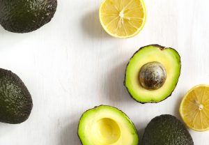 Levitä avokadotahna pellille ja pakasta — ihana jälkiruoka on hetken kuluttua valmis! Avocado and lemon