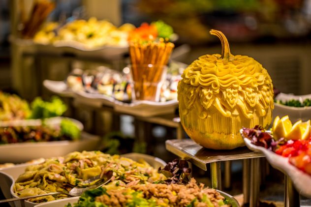 Salatbuffet mit kunstvoll geschnitztem Krbis