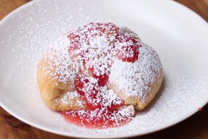 Mansikka-tuorejuustocroissantit vievät makuhermosi pilvihattaroiden päälle Kuvankaappaus 2016-4-19 kello 11.45.36