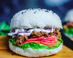 Herkulliset sushiburgerit ovat nousseet suureen suosioon, vaikka yhdistelmä kuulostaakin erikoiselta Kuvankaappaus 2016-4-6 kello 19.51.12