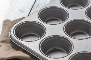 7 nerokasta ruokaa, joiden jälkeen näet muffinivuoran aivan uudessa valossa Muffin tray on wooden table baking