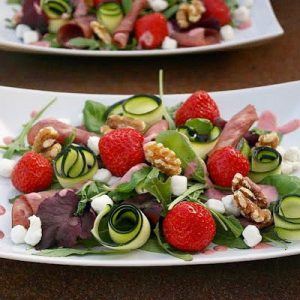 Kesäsalaatti mansikoista, vuohenjuustosta, häränfileestä sekä herkullinen mansikka-vuohenjuustovinaigrette Thumbnail for 105166