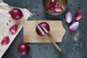 Simppeli niksi: Näin silppuat sipulin superhienoksi Red onion on the wooden table