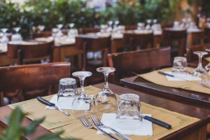 Uskoisitko, että tämän kulahtaneen oven takana on yksi Aasian kalleimmista ravintoloista – (1000e+/henkilö) Italialainen ravintola