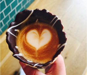 Kahvi jäätelötotterössä