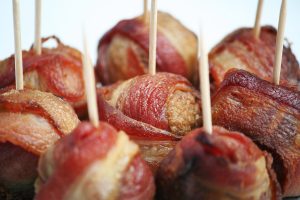 Nämä uppopaistetut pekoni-pizzapallerot ovat todellista äijäruokaa Bacon Wrapped Meatballs grill grilling