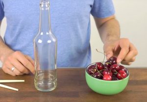 Kirsikan siemenen poistaminen