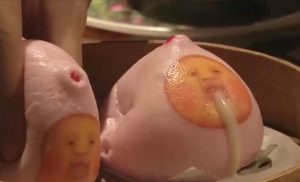 Kiinalaiset valmistavat ruokaa, jonka kanssa asiakkaat pystyvät leikkimään samalla, kun he syövät sitä Dim Sum